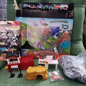 BATTAT Build-a-City Kids Toy City Playset with Vehicles
